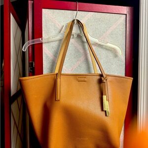 Kelvin Klein classic look,
very elegant bag.